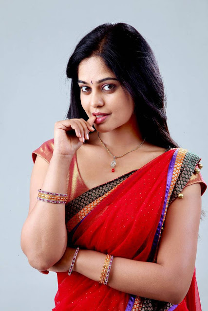 Hot Girl Bindu Madhavi Navel Photos In Red Saree 2
